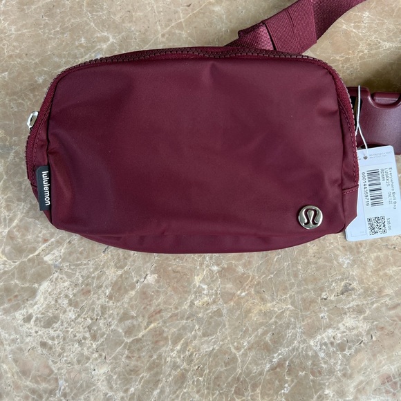 ❤️One Left!❤️Lululemon Everywhere Belt Bag- Red Merlot - Picture 2 of 4